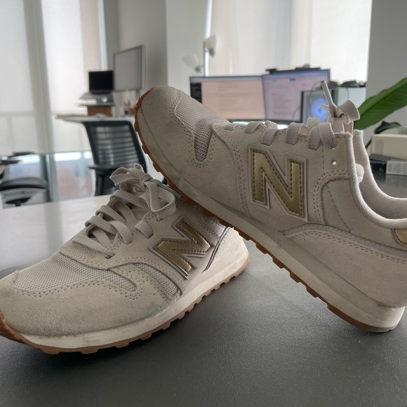 New balance beige sneaker US 7. Wore Once only! - Picture 5 of 7